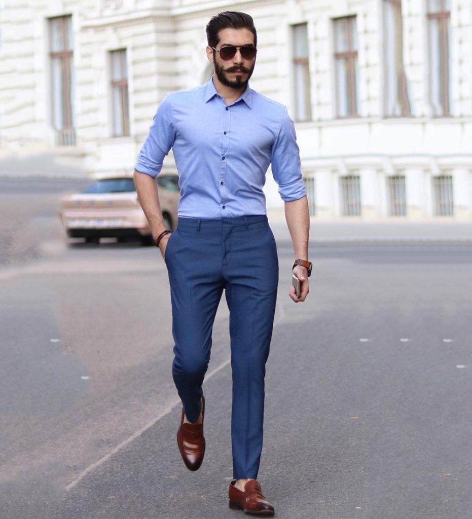 Какую рубашку одеть под синие джинсы мужские